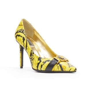 Authentic barely worn size 9 Versace baroque, classic design high heels